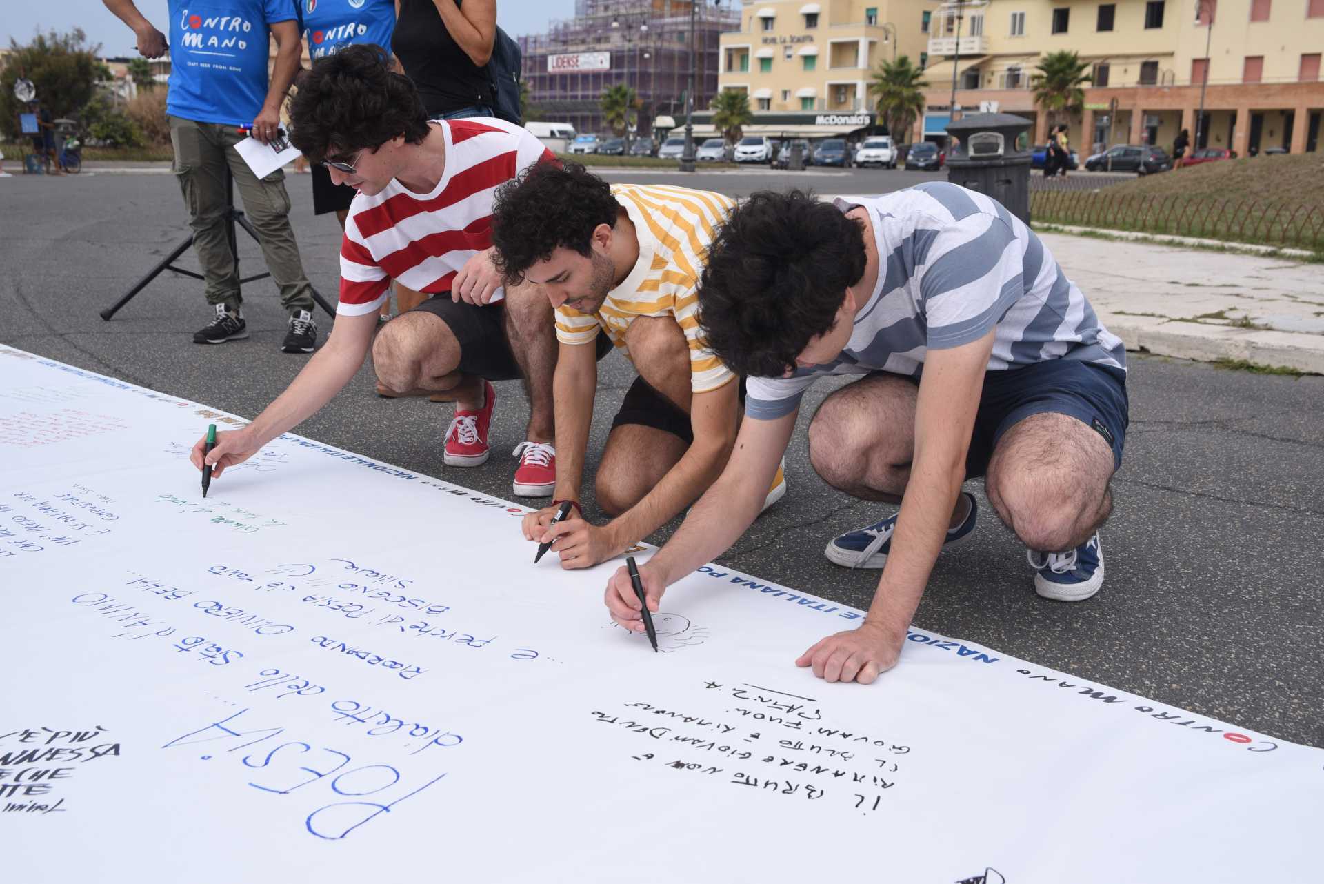 Lettere in viaggio:quando la poesia sbarca (e sbanca) al pontile di Ostia